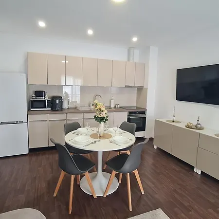 Esther Line Apartments-self Check-in,free Private Parking Subject To Availability *