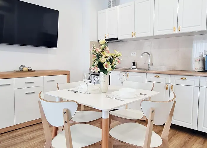 Lägenhet Esther Line Apartments-self Check-in,free Private Parking Subject To Availability