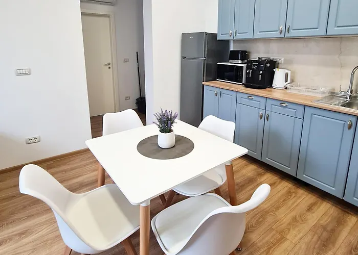 Esther Line Apartments-self Check-in,free Private Parking Subject To Availability