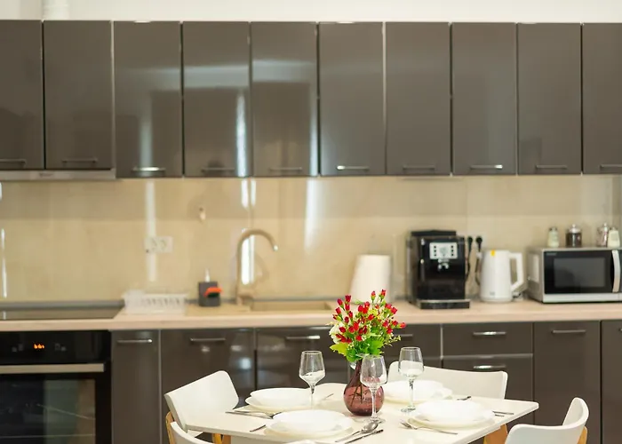 Lägenhet Esther Line Apartments-self Check-in,free Private Parking Subject To Availability *