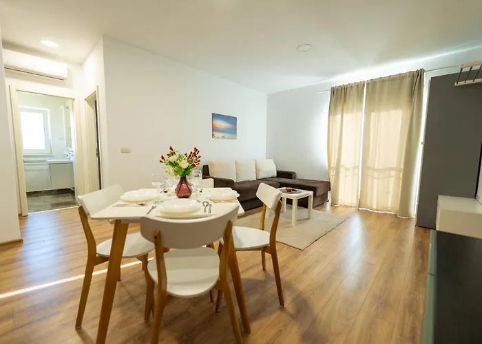 Lägenhet Esther Line Apartments-self Check-in,free Private Parking Subject To Availability *