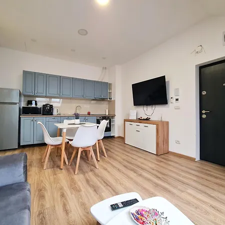 Апартаменти Esther Line Apartments-self Check-in,free Private Parking Subject To Availability *