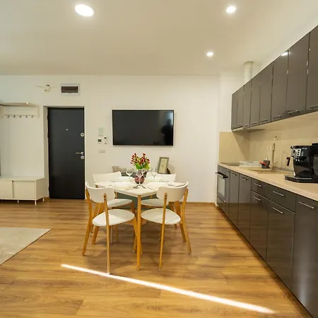 Апартаменти Esther Line Apartments-self Check-in,free Private Parking Subject To Availability