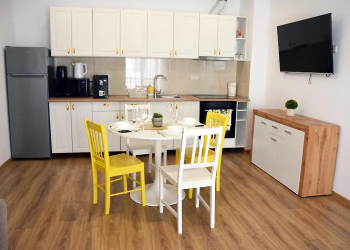 Апартаменти Esther Line Apartments-self Check-in,free Private Parking Subject To Availability