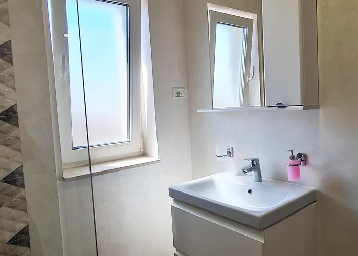 Esther Line Apartments-self Check-in,free Private Parking Subject To Availability