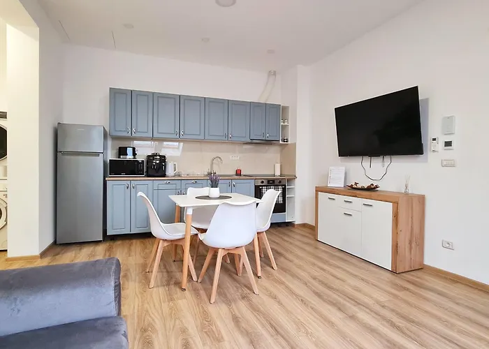 Апартаменти Esther Line Apartments-self Check-in,free Private Parking Subject To Availability