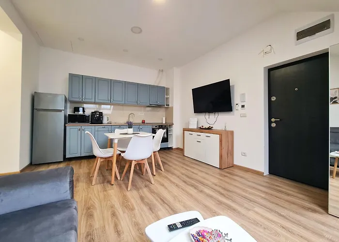 Апартаменти Esther Line Apartments-self Check-in,free Private Parking Subject To Availability *