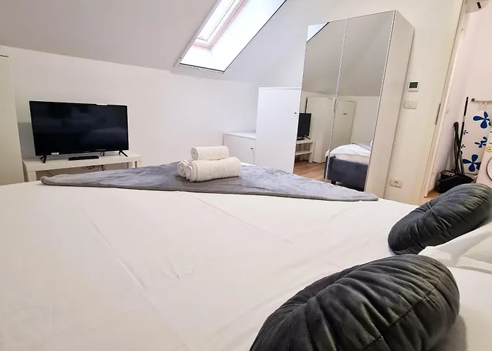 Апартаменти Esther Line Apartments-self Check-in,free Private Parking Subject To Availability *