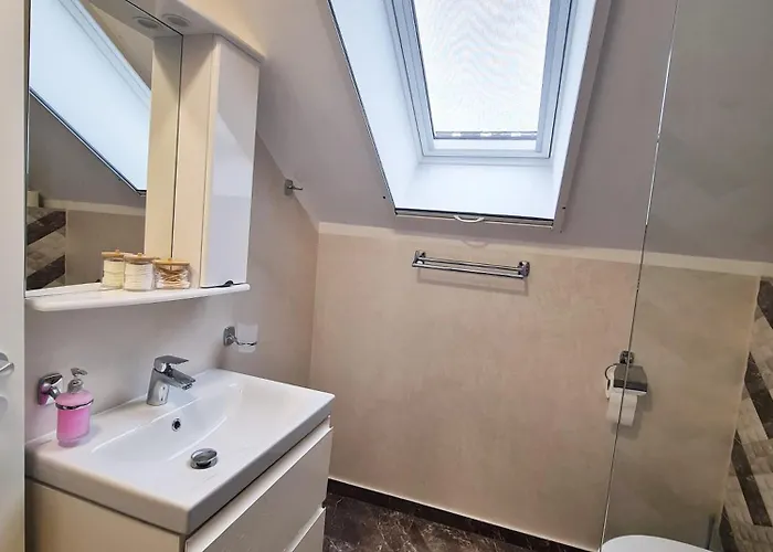 Апартаменти Esther Line Apartments-self Check-in,free Private Parking Subject To Availability *