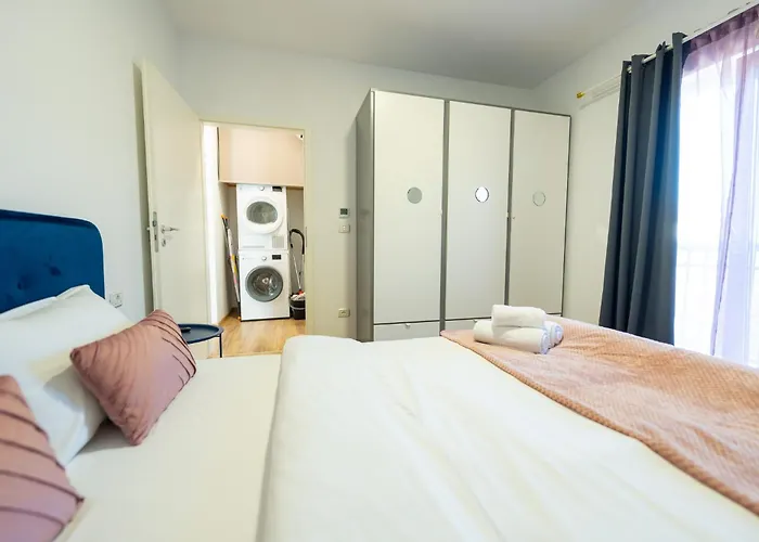 Апартаменти Esther Line Apartments-self Check-in,free Private Parking Subject To Availability *