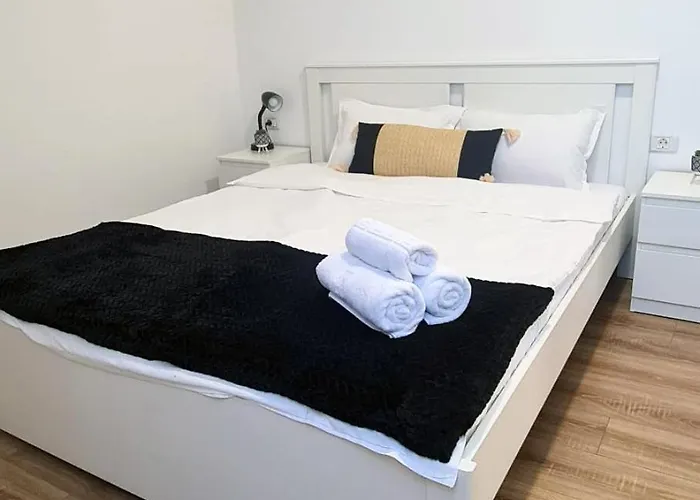 Апартаменти Esther Line Apartments-self Check-in,free Private Parking Subject To Availability