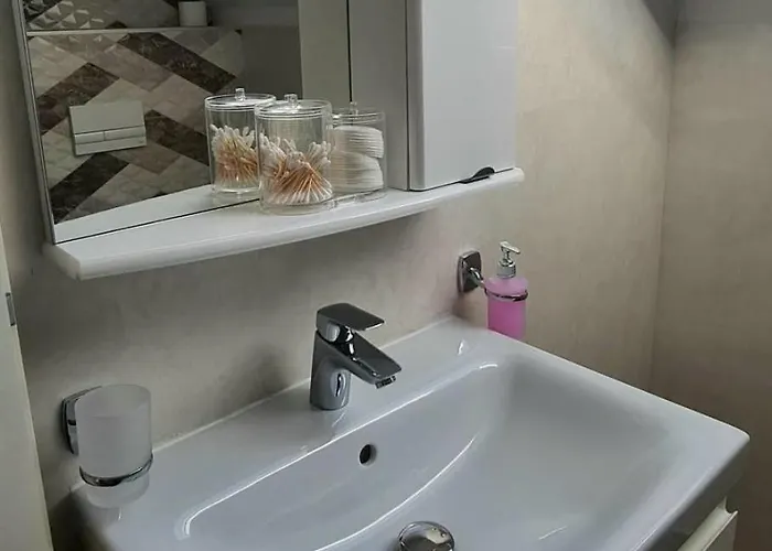 Esther Line Apartments-self Check-in,free Private Parking Subject To Availability *