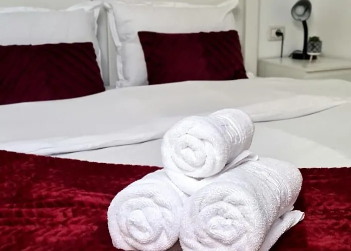 Апартаменти Esther Line Apartments-self Check-in,free Private Parking Subject To Availability